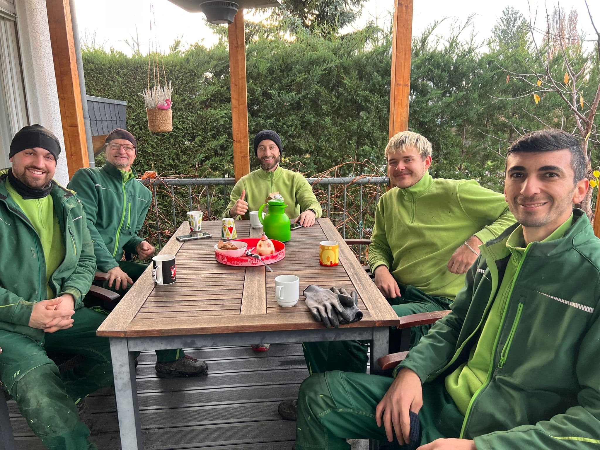 Das Grünschnitt-Team am Tisch